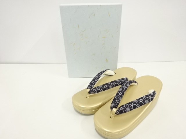 【2-4】キモノマルシェ【未使用　龍村裂　洒落用草履　シルバー台　龍村帯地鼻緒】 マラソン開催レビュー8300超 4.73５段草履 フォーマル草履 シルバー⁄ゴールド⁄白⁄S・M・Ｌ⁄かかとが高いので履きやすいです。訪問着  振袖留袖などに 草履・履物・女性・レディース・和服・痛くない | kimono5298