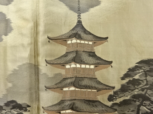 アンティーク　寺塔に風景模様織り出し緞子肩裏紋付羽二重男物羽織