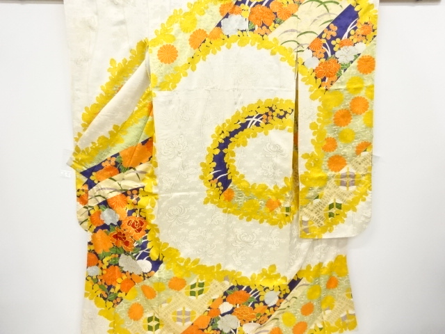 リサイクル　金彩　牡丹に菊萩模様刺繍振袖