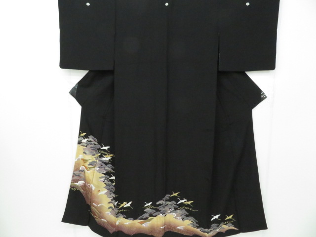 リサイクル　黒留袖　金駒刺繍　金彩　波に松と飛鶴文　五つ紋入り　着物